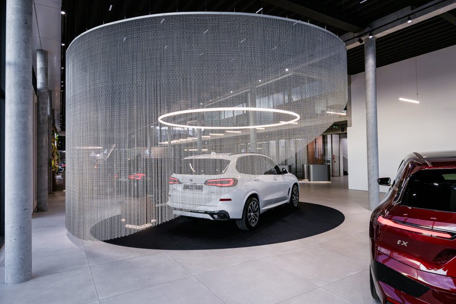 Projekt wnętrza salonu samochodowego BMW w standardzie Retail Next