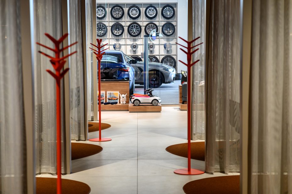Projekt wnętrza salonu samochodowego BMW w standardzie Retail Next